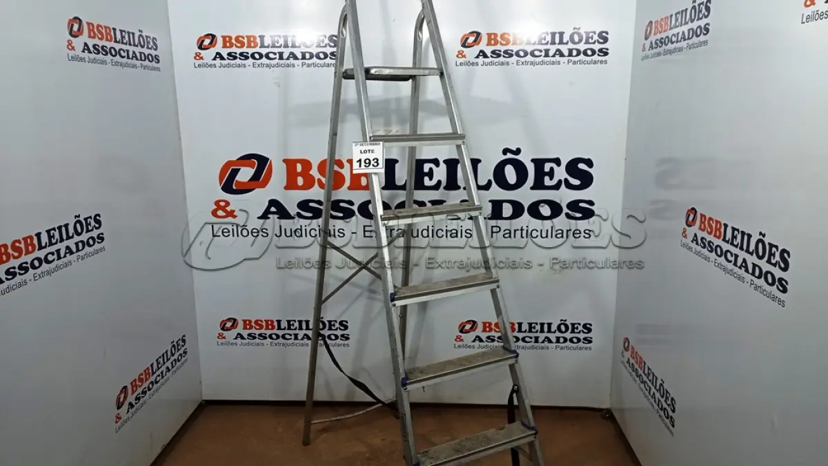 LOTE 193 - 01 ESCADA DE ALUMÍNIO DOBRÁVEL. (NO ESTADO) ATENÇÃO! FAZER A VISITAÇÃO ANTES DE ARREMATAR, NÃO SABEMOS SE FUNCIONA, LEILÃO NÃO TEM GARANTIA E NEM DEVOLUÇÃO, SUJEITO A POSSÍVEIS AVARIAS VISÍVEIS/OCULTAS E/OU AUSÊNCIA DE COMPONENTES.