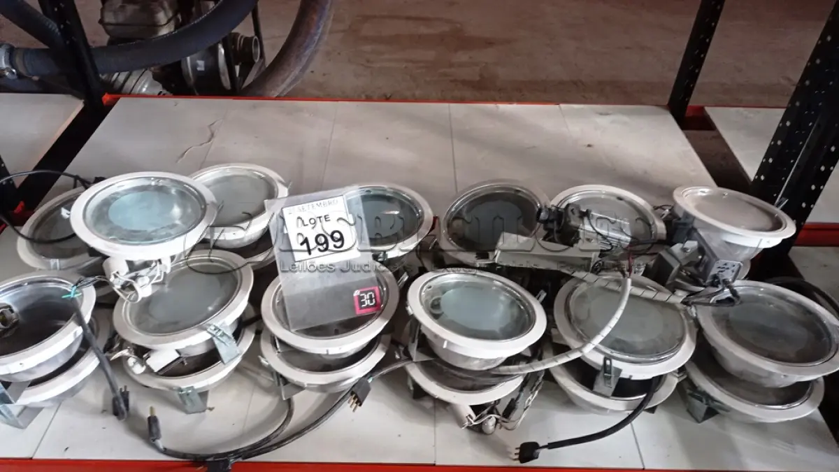 LOTE 199 - 01 LOTE COM GRANDE QUANTIDADE DE LUMINÁRIAS. (NO ESTADO) ATENÇÃO! FAZER A VISITAÇÃO ANTES DE ARREMATAR, NÃO SABEMOS SE FUNCIONA, LEILÃO NÃO TEM GARANTIA E NEM DEVOLUÇÃO, SUJEITO A POSSÍVEIS AVARIAS VISÍVEIS/OCULTAS E/OU AUSÊNCIA DE COMPONENTES.