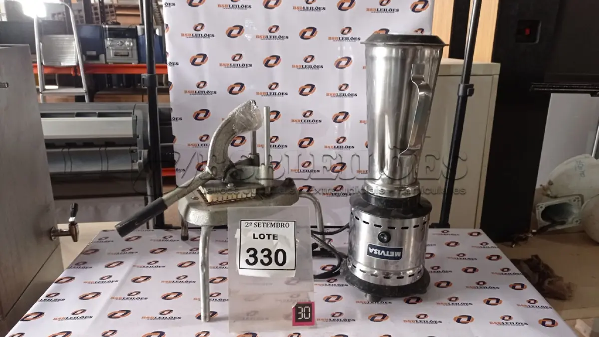 LOTE 330 - 01 LIQUIDIFICADOR SEMI-INDUSTRIAL E 01 PICADOR DE LEGUMES. (NO ESTADO) ATENÇÃO! FAZER A VISITAÇÃO ANTES DE ARREMATAR, NÃO SABEMOS SE FUNCIONA, LEILÃO NÃO TEM GARANTIA E NEM DEVOLUÇÃO, SUJEITO A POSSÍVEIS AVARIAS VISÍVEIS/OCULTAS E/OU AUSÊNCIA DE COMPONENTES.