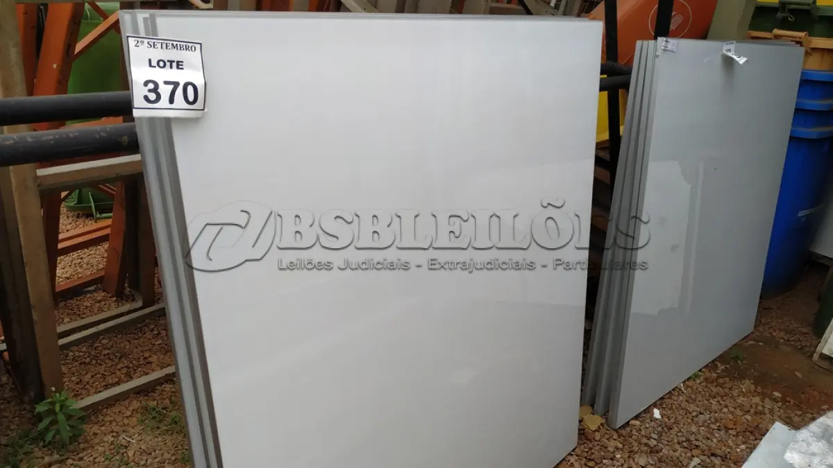 LOTE 370 - 04 PAINÉIS DE VIDRO NA COR BRANCA DE 1,20X1,30. (NO ESTADO) ATENÇÃO! FAZER A VISITAÇÃO ANTES DE ARREMATAR, NÃO SABEMOS SE FUNCIONA, LEILÃO NÃO TEM GARANTIA E NEM DEVOLUÇÃO, SUJEITO A POSSÍVEIS AVARIAS VISÍVEIS/OCULTAS E/OU AUSÊNCIA DE COMPONENTES.