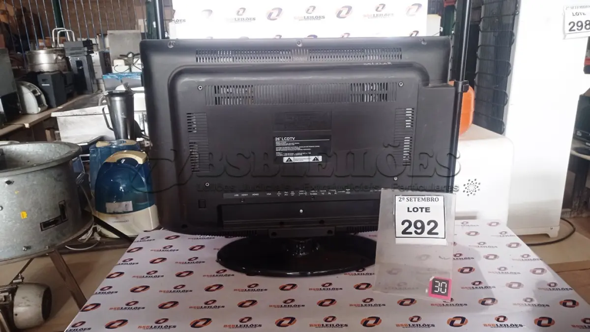 LOTE 292 - 01 TV LCD 26’’. (NO ESTADO) ATENÇÃO! FAZER A VISITAÇÃO ANTES DE ARREMATAR, NÃO SABEMOS SE FUNCIONA, LEILÃO NÃO TEM GARANTIA E NEM DEVOLUÇÃO, SUJEITO A POSSÍVEIS AVARIAS VISÍVEIS/OCULTAS E/OU AUSÊNCIA DE COMPONENTES.