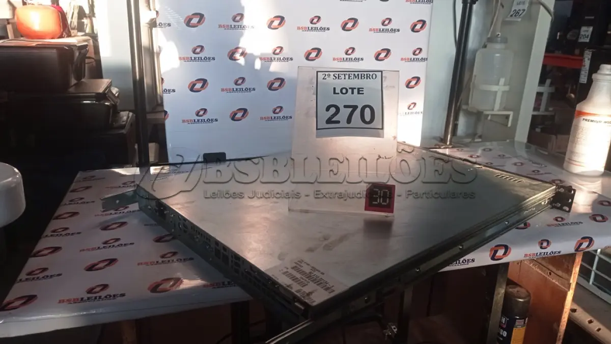 LOTE 270 - 01 SERVIDOR DE RACK MARCA DIEBOLD. (NO ESTADO) ATENÇÃO! FAZER A VISITAÇÃO ANTES DE ARREMATAR, NÃO SABEMOS SE FUNCIONA, LEILÃO NÃO TEM GARANTIA E NEM DEVOLUÇÃO, SUJEITO A POSSÍVEIS AVARIAS VISÍVEIS/OCULTAS E/OU AUSÊNCIA DE COMPONENTES.