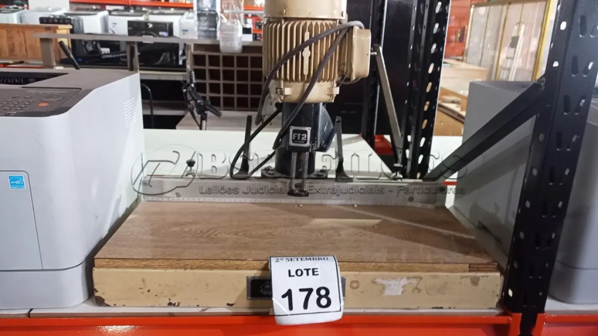 LOTE 178 - 01 FURADEIRA DE PAPEL INDUSTRIAL MARCA TESSOR. (NO ESTADO) ATENÇÃO! FAZER A VISITAÇÃO ANTES DE ARREMATAR, NÃO SABEMOS SE FUNCIONA, LEILÃO NÃO TEM GARANTIA E NEM DEVOLUÇÃO, SUJEITO A POSSÍVEIS AVARIAS VISÍVEIS/OCULTAS E/OU AUSÊNCIA DE COMPONENTES.