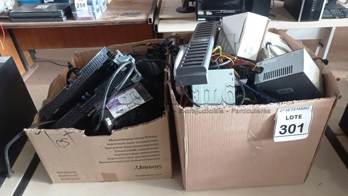 LOTE 301 - 01 LOTE COM VÁRIAS FONTES DE PC, LEITOR DE CÓDIGO DE BARRAS, CABOS DE INFORMÁTICA E PERIFÉRICOS DIVERSOS. (NO ESTADO) ATENÇÃO! FAZER A VISITAÇÃO ANTES DE ARREMATAR, NÃO SABEMOS SE FUNCIONA, LEILÃO NÃO TEM GARANTIA E NEM DEVOLUÇÃO, SUJEITO A POSSÍVEIS AVARIAS VISÍVEIS/OCULTAS E/OU AUSÊNCIA DE COMPONENTES.