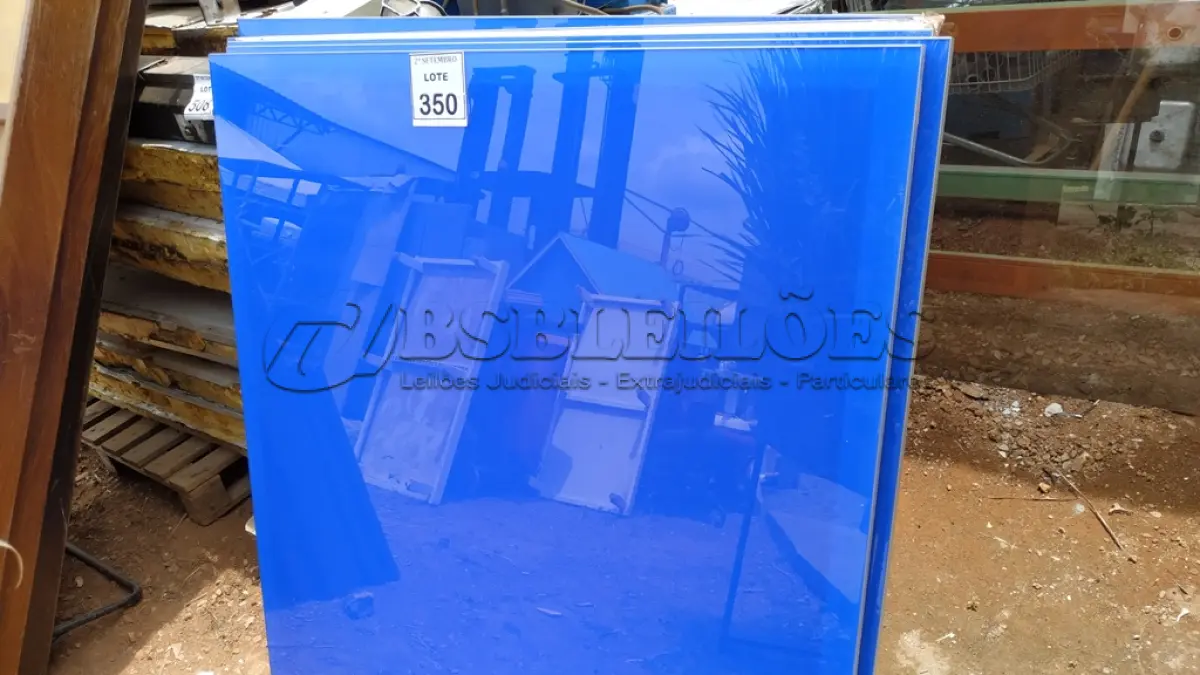 LOTE 350 - 05 PAINÉIS DE VIDRO NA COR AZUL DE 1,20X1,27. (NO ESTADO) ATENÇÃO! FAZER A VISITAÇÃO ANTES DE ARREMATAR, NÃO SABEMOS SE FUNCIONA, LEILÃO NÃO TEM GARANTIA E NEM DEVOLUÇÃO, SUJEITO A POSSÍVEIS AVARIAS VISÍVEIS/OCULTAS E/OU AUSÊNCIA DE COMPONENTES.