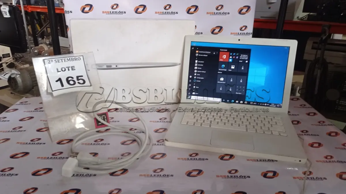 LOTE 165 - 01 MACBOOK AIR COM CARREGADOR. (NO ESTADO) ATENÇÃO! FAZER A VISITAÇÃO ANTES DE ARREMATAR, NÃO SABEMOS SE FUNCIONA, LEILÃO NÃO TEM GARANTIA E NEM DEVOLUÇÃO, SUJEITO A POSSÍVEIS AVARIAS VISÍVEIS/OCULTAS E/OU AUSÊNCIA DE COMPONENTES.