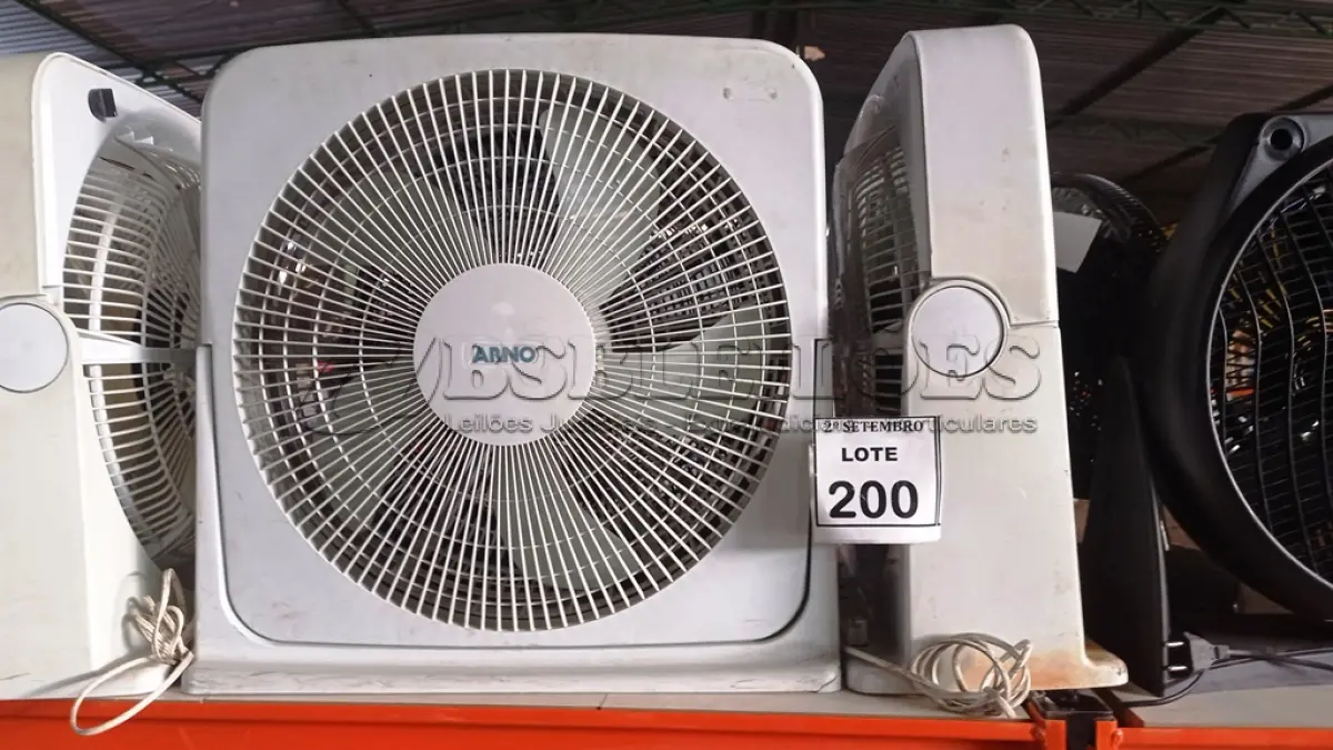 LOTE 200 - 04 VENTILADORES MARCAS E MODELOS DIVERSOS. (NO ESTADO) ATENÇÃO! FAZER A VISITAÇÃO ANTES DE ARREMATAR, NÃO SABEMOS SE FUNCIONA, LEILÃO NÃO TEM GARANTIA E NEM DEVOLUÇÃO, SUJEITO A POSSÍVEIS AVARIAS VISÍVEIS/OCULTAS E/OU AUSÊNCIA DE COMPONENTES.