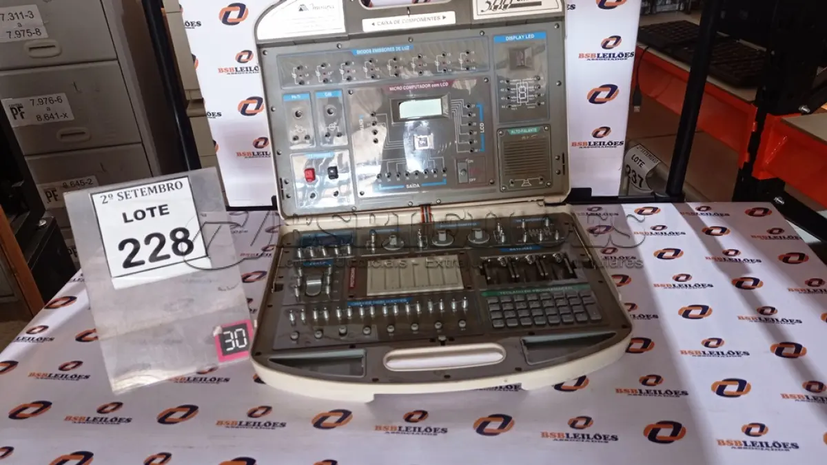 LOTE 228 - 01 LABORATÓRIO ELETRÔNICO MK-904 500 EM UM. (NO ESTADO) ATENÇÃO! FAZER A VISITAÇÃO ANTES DE ARREMATAR, NÃO SABEMOS SE FUNCIONA, LEILÃO NÃO TEM GARANTIA E NEM DEVOLUÇÃO, SUJEITO A POSSÍVEIS AVARIAS VISÍVEIS/OCULTAS E/OU AUSÊNCIA DE COMPONENTES.