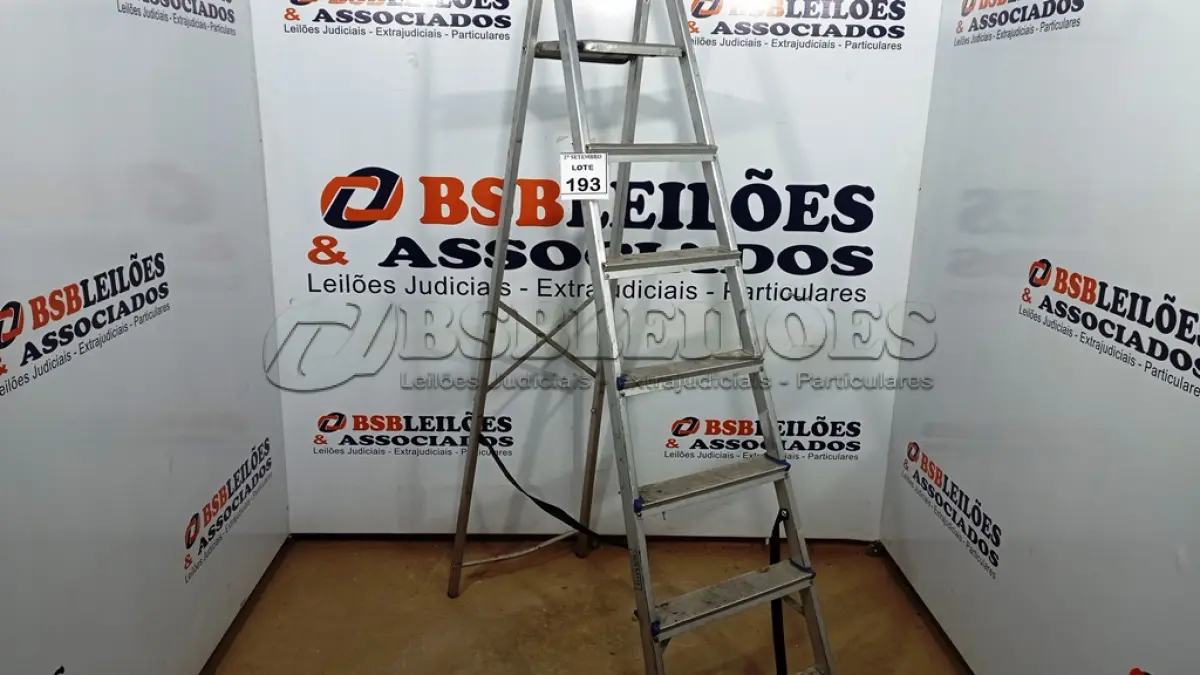 LOTE 193 - 01 ESCADA DE ALUMÍNIO DOBRÁVEL. (NO ESTADO) ATENÇÃO! FAZER A VISITAÇÃO ANTES DE ARREMATAR, NÃO SABEMOS SE FUNCIONA, LEILÃO NÃO TEM GARANTIA E NEM DEVOLUÇÃO, SUJEITO A POSSÍVEIS AVARIAS VISÍVEIS/OCULTAS E/OU AUSÊNCIA DE COMPONENTES.