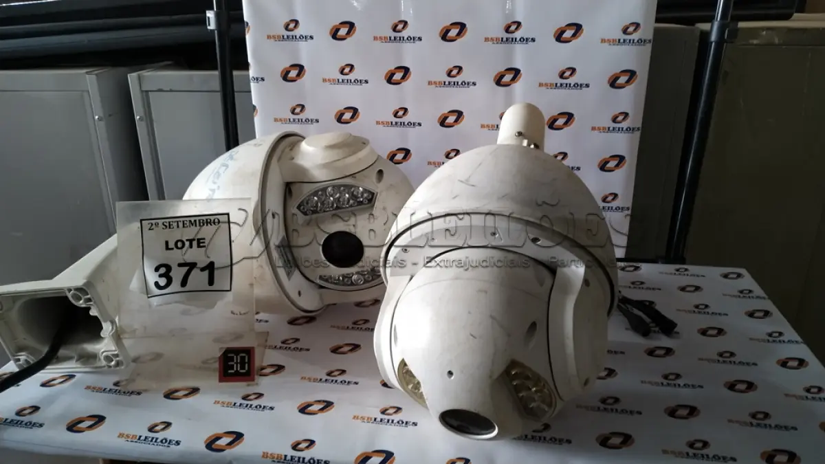 LOTE 371 - 02 CÂMERAS DE MONITORAMENTO DOME. (NO ESTADO) ATENÇÃO! FAZER A VISITAÇÃO ANTES DE ARREMATAR, NÃO SABEMOS SE FUNCIONA, LEILÃO NÃO TEM GARANTIA E NEM DEVOLUÇÃO, SUJEITO A POSSÍVEIS AVARIAS VISÍVEIS/OCULTAS E/OU AUSÊNCIA DE COMPONENTES.