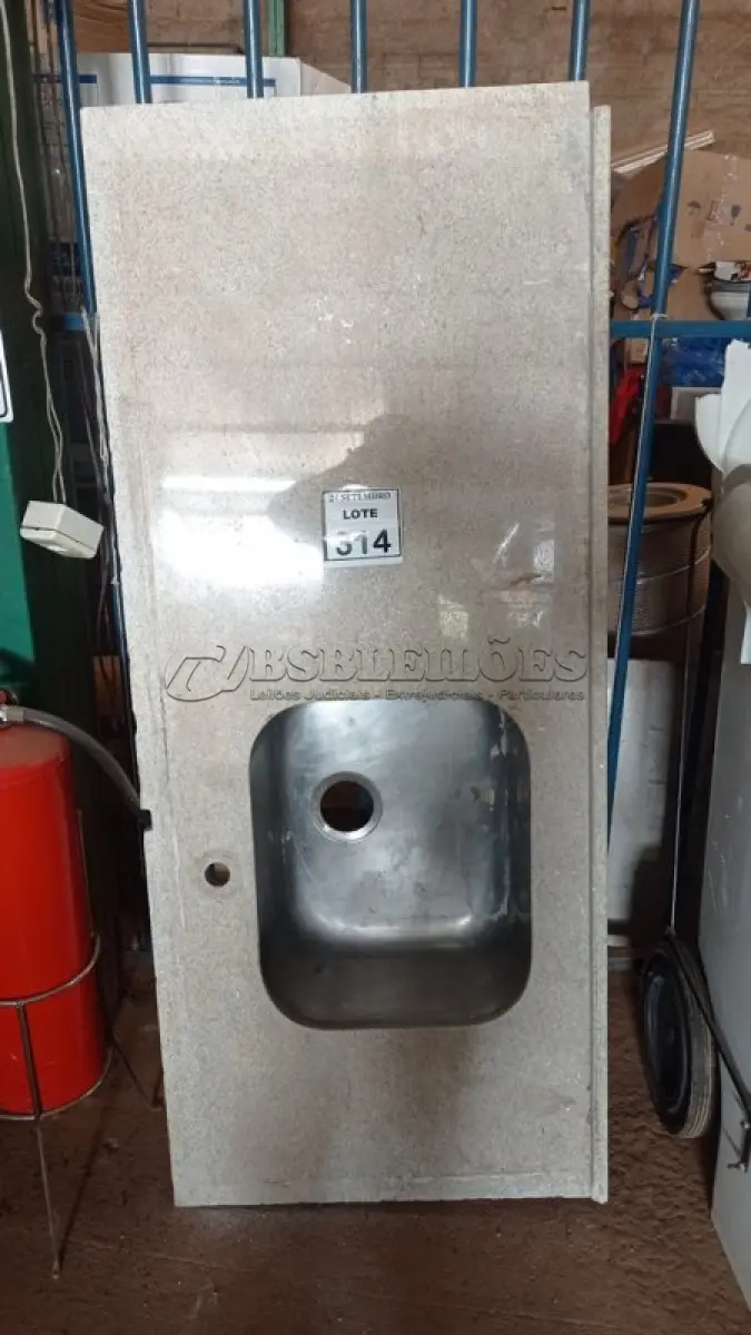 LOTE 314 - 01 PIA DE MÁRMORE COM CUBA EM INOX 1,55X0,65. (NO ESTADO) ATENÇÃO! FAZER A VISITAÇÃO ANTES DE ARREMATAR, NÃO SABEMOS SE FUNCIONA, LEILÃO NÃO TEM GARANTIA E NEM DEVOLUÇÃO, SUJEITO A POSSÍVEIS AVARIAS VISÍVEIS/OCULTAS E/OU AUSÊNCIA DE COMPONENTES.