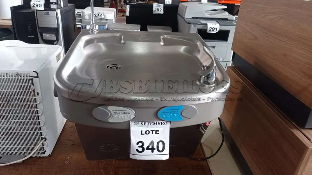 LOTE 340 - 01 BEBEDOURO DE PAREDE EM INOX MARCA IBBL. (NO ESTADO) ATENÇÃO! FAZER A VISITAÇÃO ANTES DE ARREMATAR, NÃO SABEMOS SE FUNCIONA, LEILÃO NÃO TEM GARANTIA E NEM DEVOLUÇÃO, SUJEITO A POSSÍVEIS AVARIAS VISÍVEIS/OCULTAS E/OU AUSÊNCIA DE COMPONENTES.