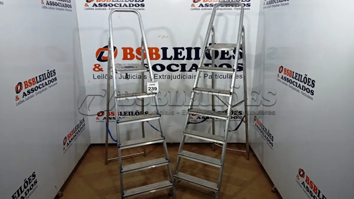 LOTE 239 - 02 ESCADAS DE ALUMÍNIO DOBRÁVEL. (NO ESTADO) ATENÇÃO! FAZER A VISITAÇÃO ANTES DE ARREMATAR, NÃO SABEMOS SE FUNCIONA, LEILÃO NÃO TEM GARANTIA E NEM DEVOLUÇÃO, SUJEITO A POSSÍVEIS AVARIAS VISÍVEIS/OCULTAS E/OU AUSÊNCIA DE COMPONENTES.