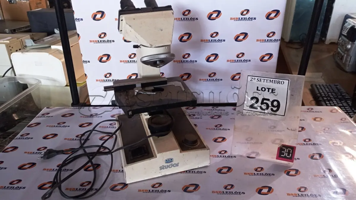 LOTE 259 - 01 MICROSCÓPIO INCOMPLETO. (NO ESTADO) ATENÇÃO! FAZER A VISITAÇÃO ANTES DE ARREMATAR, NÃO SABEMOS SE FUNCIONA, LEILÃO NÃO TEM GARANTIA E NEM DEVOLUÇÃO, SUJEITO A POSSÍVEIS AVARIAS VISÍVEIS/OCULTAS E/OU AUSÊNCIA DE COMPONENTES.