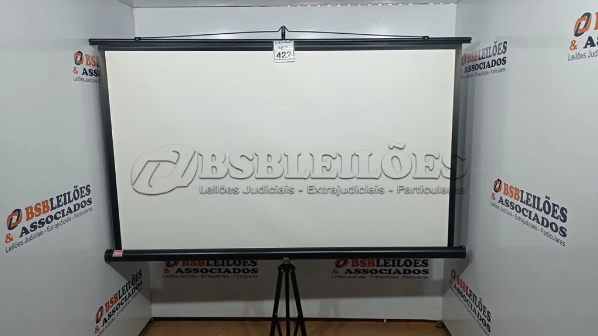LOTE 422 - 01 TELA DE PROJEÇÃO RETRÁTIL. (NO ESTADO) ATENÇÃO! FAZER A VISITAÇÃO ANTES DE ARREMATAR, NÃO SABEMOS SE FUNCIONA, LEILÃO NÃO TEM GARANTIA E NEM DEVOLUÇÃO, SUJEITO A POSSÍVEIS AVARIAS VISÍVEIS/OCULTAS E/OU AUSÊNCIA DE COMPONENTES.