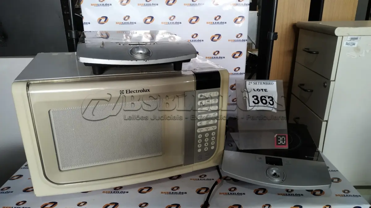 LOTE 363 - 02 FOGÕES DE INDUÇÃO E 01 MICRO-ONDAS MARCA ELECTROLUX. (NO ESTADO) ATENÇÃO! FAZER A VISITAÇÃO ANTES DE ARREMATAR, NÃO SABEMOS SE FUNCIONA, LEILÃO NÃO TEM GARANTIA E NEM DEVOLUÇÃO, SUJEITO A POSSÍVEIS AVARIAS VISÍVEIS/OCULTAS E/OU AUSÊNCIA DE COMPONENTES.
