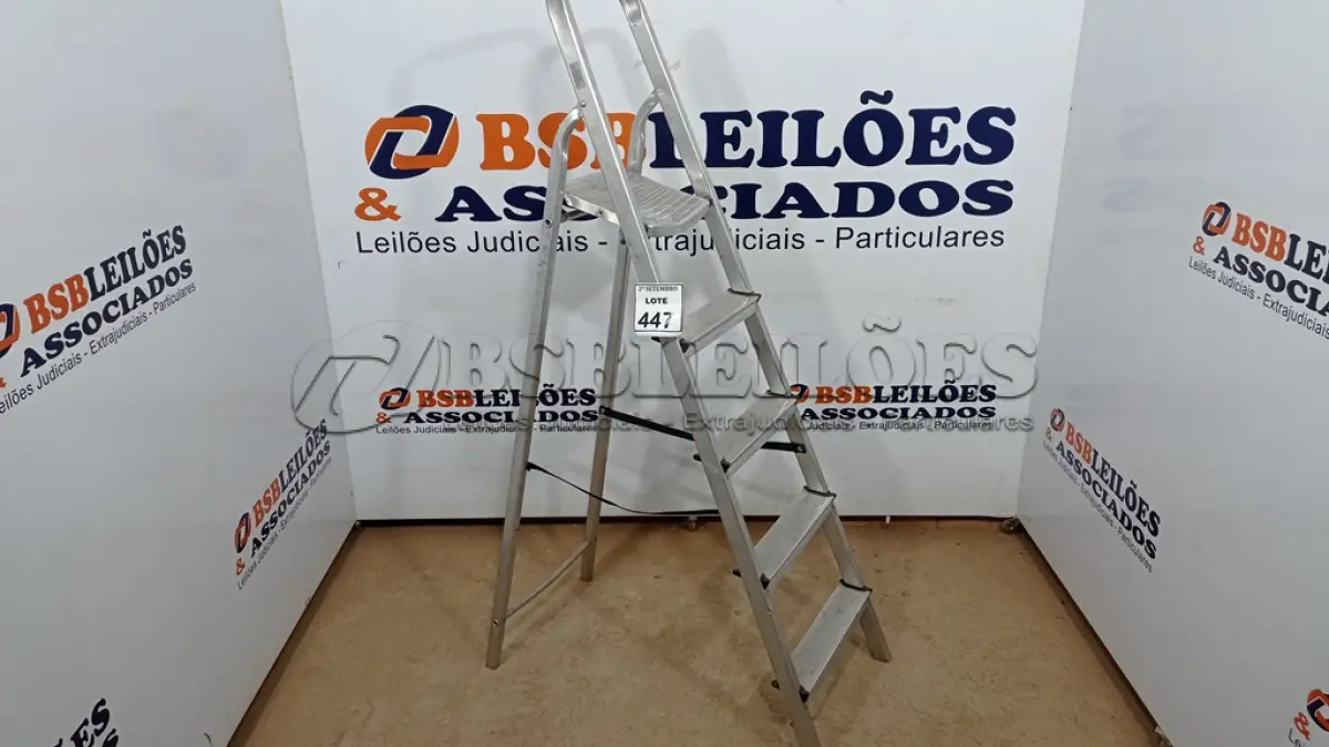 LOTE 447 - 01 ESCADA DE ALUMÍNIO DOBRÁVEL. (NO ESTADO) ATENÇÃO! FAZER A VISITAÇÃO ANTES DE ARREMATAR, NÃO SABEMOS SE FUNCIONA, LEILÃO NÃO TEM GARANTIA E NEM DEVOLUÇÃO, SUJEITO A POSSÍVEIS AVARIAS VISÍVEIS/OCULTAS E/OU AUSÊNCIA DE COMPONENTES.