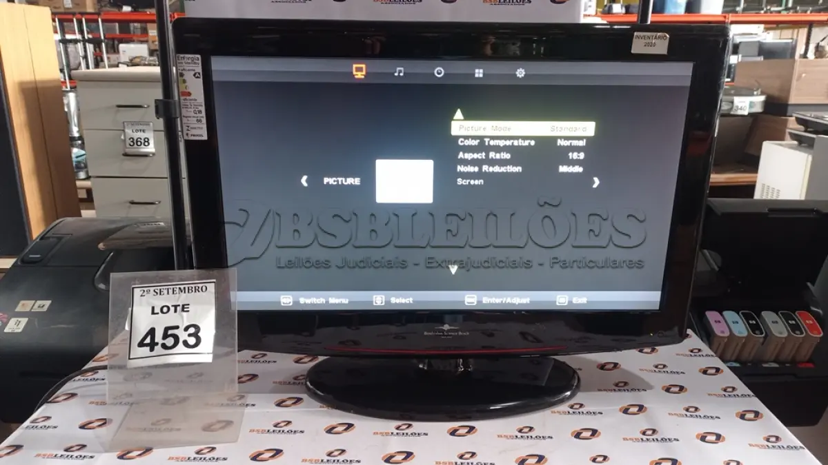 LOTE 453 - 01 TV LCD 26’’. (NO ESTADO) ATENÇÃO! FAZER A VISITAÇÃO ANTES DE ARREMATAR, NÃO SABEMOS SE FUNCIONA, LEILÃO NÃO TEM GARANTIA E NEM DEVOLUÇÃO, SUJEITO A POSSÍVEIS AVARIAS VISÍVEIS/OCULTAS E/OU AUSÊNCIA DE COMPONENTES.
