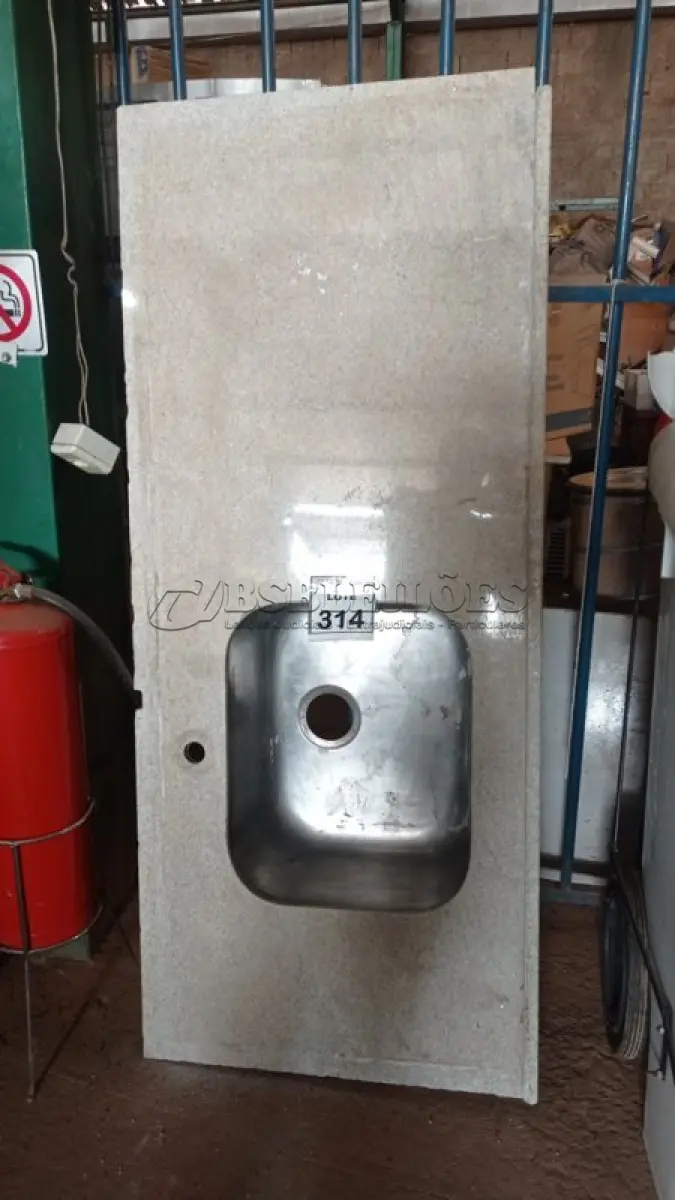 LOTE 314 - 01 PIA DE MÁRMORE COM CUBA EM INOX 1,55X0,65. (NO ESTADO) ATENÇÃO! FAZER A VISITAÇÃO ANTES DE ARREMATAR, NÃO SABEMOS SE FUNCIONA, LEILÃO NÃO TEM GARANTIA E NEM DEVOLUÇÃO, SUJEITO A POSSÍVEIS AVARIAS VISÍVEIS/OCULTAS E/OU AUSÊNCIA DE COMPONENTES.