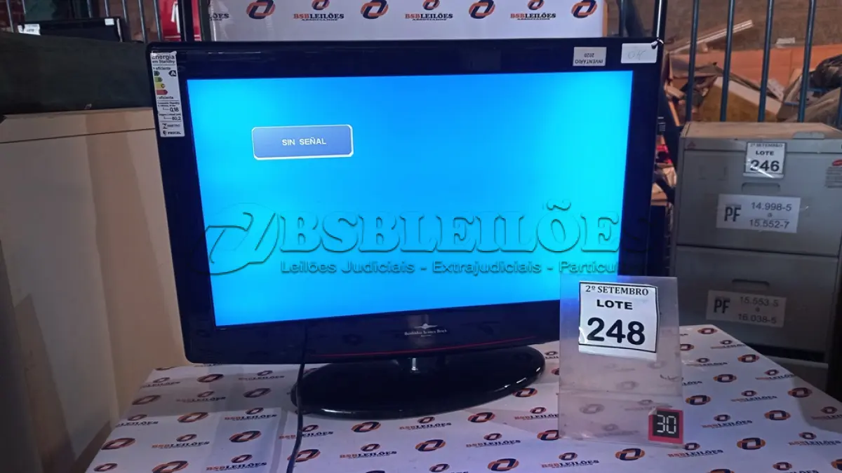 LOTE 248 - 01 TV LCD 26’’. (NO ESTADO) ATENÇÃO! FAZER A VISITAÇÃO ANTES DE ARREMATAR, NÃO SABEMOS SE FUNCIONA, LEILÃO NÃO TEM GARANTIA E NEM DEVOLUÇÃO, SUJEITO A POSSÍVEIS AVARIAS VISÍVEIS/OCULTAS E/OU AUSÊNCIA DE COMPONENTES.