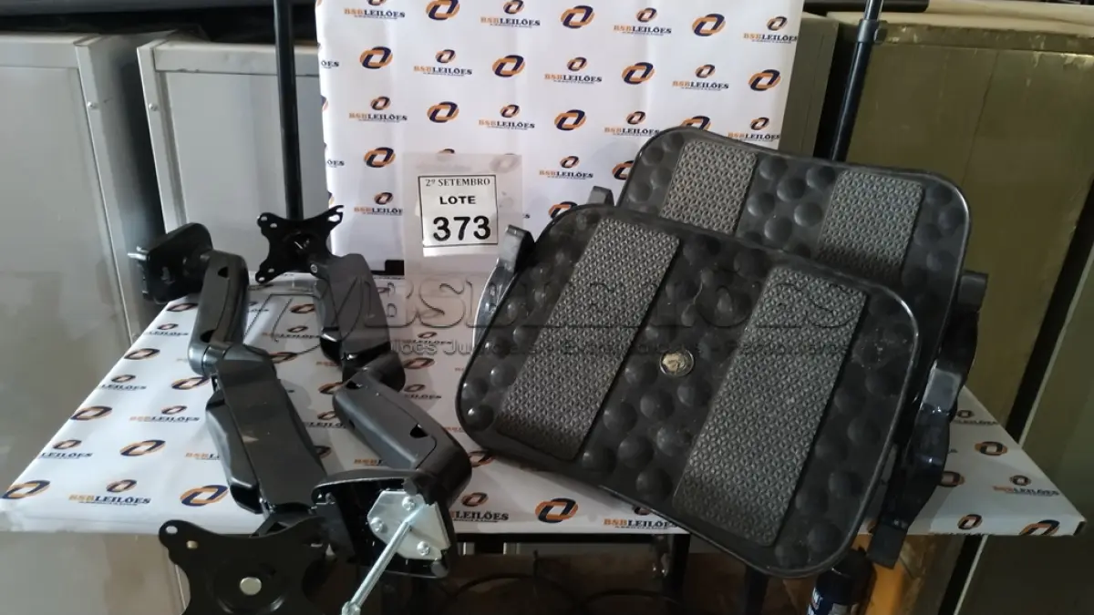 LOTE 373 - 02 APOIOS PARA PÉS E 02 SUPORTES DE MONITOR. (NO ESTADO) ATENÇÃO! FAZER A VISITAÇÃO ANTES DE ARREMATAR, NÃO SABEMOS SE FUNCIONA, LEILÃO NÃO TEM GARANTIA E NEM DEVOLUÇÃO, SUJEITO A POSSÍVEIS AVARIAS VISÍVEIS/OCULTAS E/OU AUSÊNCIA DE COMPONENTES.