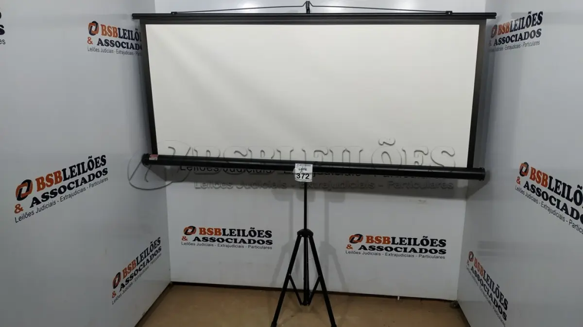 LOTE 372 - 01 TELA DE PROJEÇÃO RETRÁTIL E 01 PROJETOR MARCA EPSON. (NO ESTADO) ATENÇÃO! FAZER A VISITAÇÃO ANTES DE ARREMATAR, NÃO SABEMOS SE FUNCIONA, LEILÃO NÃO TEM GARANTIA E NEM DEVOLUÇÃO, SUJEITO A POSSÍVEIS AVARIAS VISÍVEIS/OCULTAS E/OU AUSÊNCIA DE COMPONENTES.