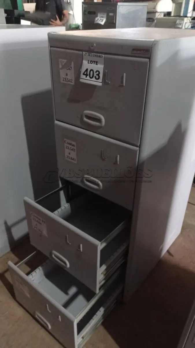 LOTE 403 - 01 ARQUIVO DE AÇO COM 04 GAVETAS. (NO ESTADO) ATENÇÃO! FAZER A VISITAÇÃO ANTES DE ARREMATAR, NÃO SABEMOS SE FUNCIONA, LEILÃO NÃO TEM GARANTIA E NEM DEVOLUÇÃO, SUJEITO A POSSÍVEIS AVARIAS VISÍVEIS/OCULTAS E/OU AUSÊNCIA DE COMPONENTES.