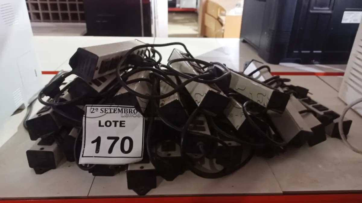 LOTE 170 - 01 LOTE COM GRANDE QUANTIDADE DE RÉGUA DE TOMADAS. (NO ESTADO) ATENÇÃO! FAZER A VISITAÇÃO ANTES DE ARREMATAR, NÃO SABEMOS SE FUNCIONA, LEILÃO NÃO TEM GARANTIA E NEM DEVOLUÇÃO, SUJEITO A POSSÍVEIS AVARIAS VISÍVEIS/OCULTAS E/OU AUSÊNCIA DE COMPONENTES.