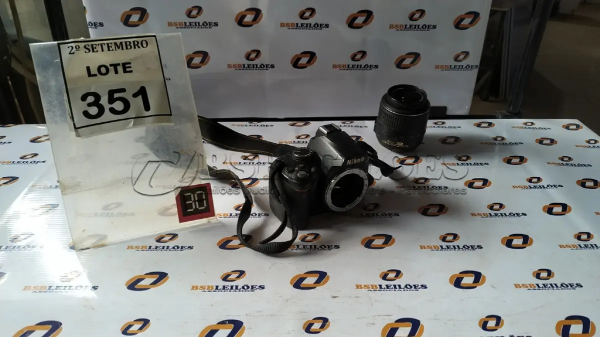 LOTE 351 - 01 MÁQUINA FOTOGRÁFICA DIGITAL MARCA NIKON MODELO D3000. (NO ESTADO) ATENÇÃO! FAZER A VISITAÇÃO ANTES DE ARREMATAR, NÃO SABEMOS SE FUNCIONA, LEILÃO NÃO TEM GARANTIA E NEM DEVOLUÇÃO, SUJEITO A POSSÍVEIS AVARIAS VISÍVEIS/OCULTAS E/OU AUSÊNCIA DE COMPONENTES.