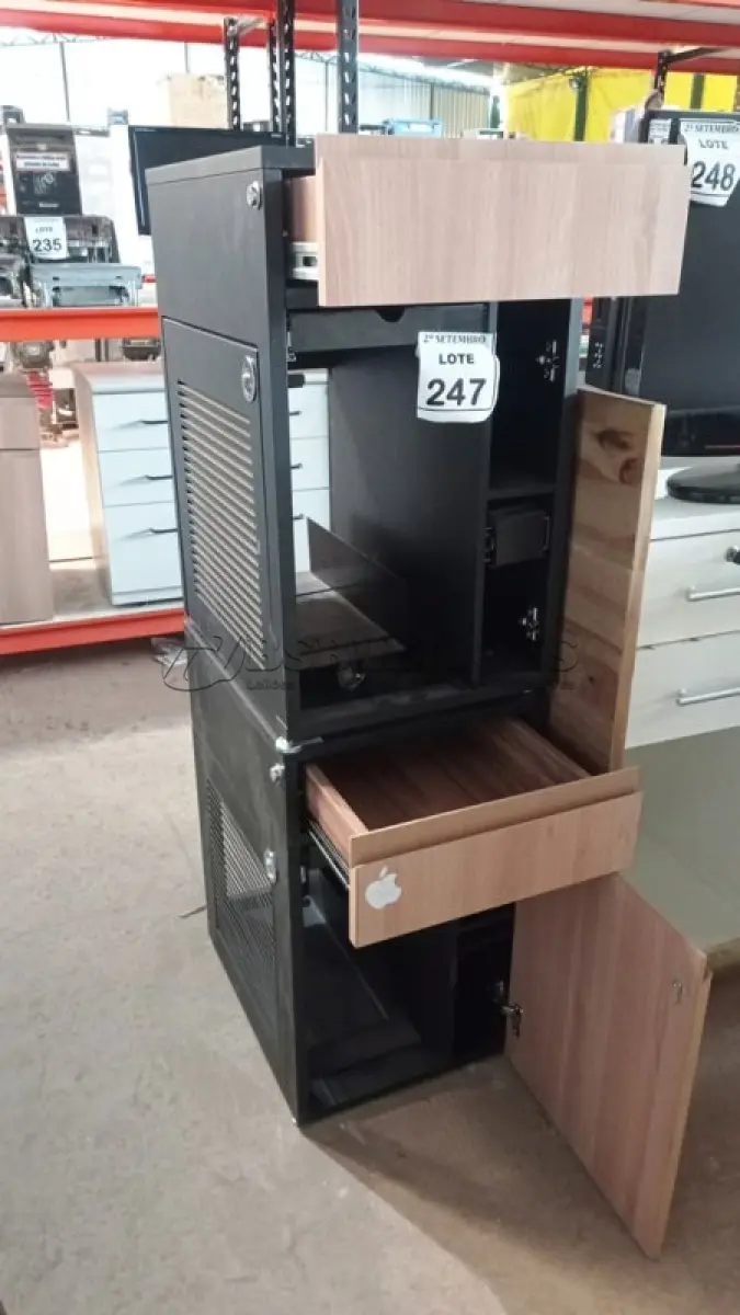 LOTE 247 - 02 GAVETEIROS COM 01 GAVETA E SUPORTE PARA CPU. (NO ESTADO) ATENÇÃO! FAZER A VISITAÇÃO ANTES DE ARREMATAR, NÃO SABEMOS SE FUNCIONA, LEILÃO NÃO TEM GARANTIA E NEM DEVOLUÇÃO, SUJEITO A POSSÍVEIS AVARIAS VISÍVEIS/OCULTAS E/OU AUSÊNCIA DE COMPONENTES.