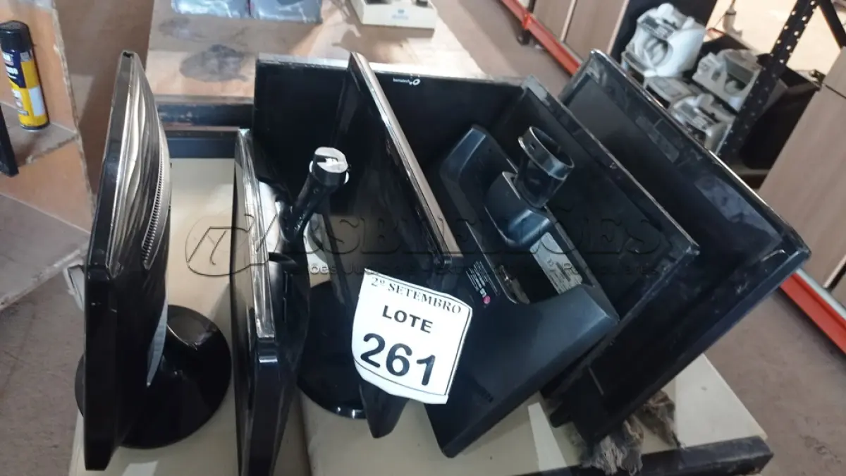 LOTE 261 - 07 MONITORES LCD MARCA E MODELOS DIVERSOS. (NO ESTADO) ATENÇÃO! FAZER A VISITAÇÃO ANTES DE ARREMATAR, NÃO SABEMOS SE FUNCIONA, LEILÃO NÃO TEM GARANTIA E NEM DEVOLUÇÃO, SUJEITO A POSSÍVEIS AVARIAS VISÍVEIS/OCULTAS E/OU AUSÊNCIA DE COMPONENTES.
