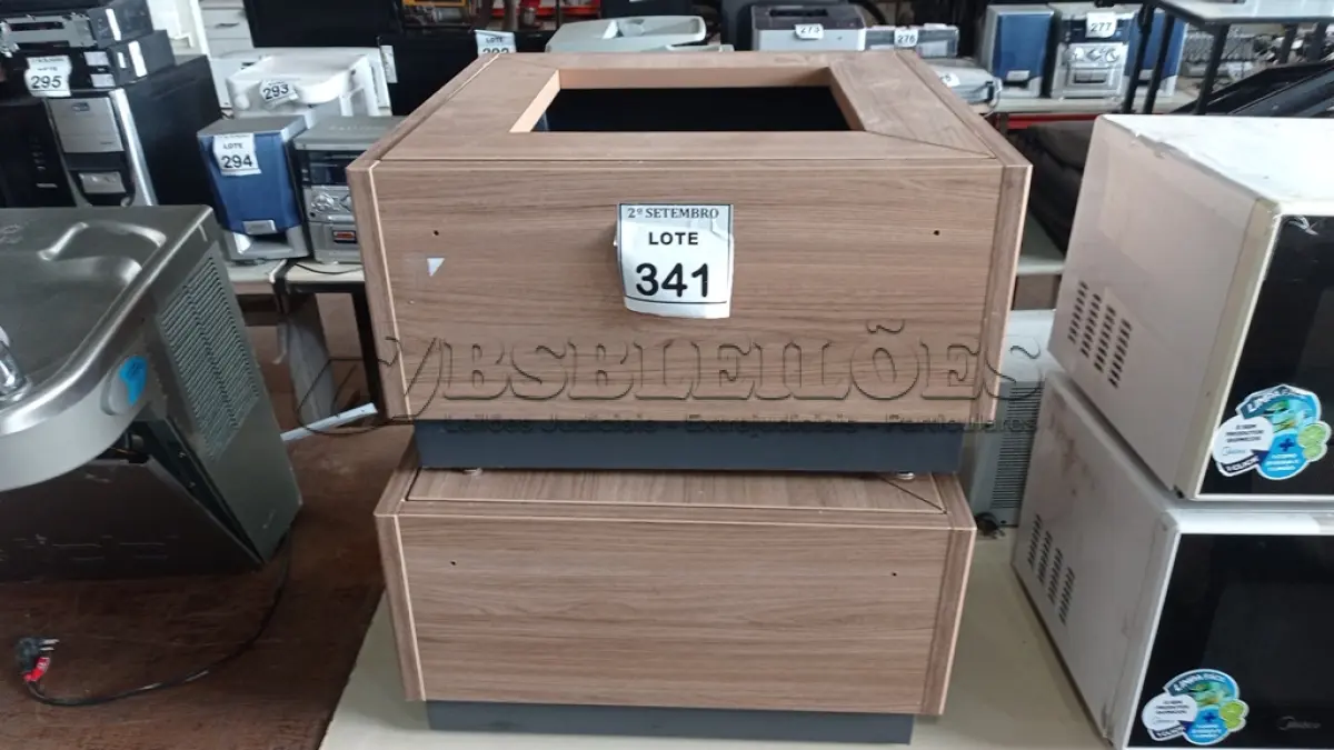 LOTE 341 - 02 SUPORTES PARA VASOS E PLANTAS. (NO ESTADO) ATENÇÃO! FAZER A VISITAÇÃO ANTES DE ARREMATAR, NÃO SABEMOS SE FUNCIONA, LEILÃO NÃO TEM GARANTIA E NEM DEVOLUÇÃO, SUJEITO A POSSÍVEIS AVARIAS VISÍVEIS/OCULTAS E/OU AUSÊNCIA DE COMPONENTES.