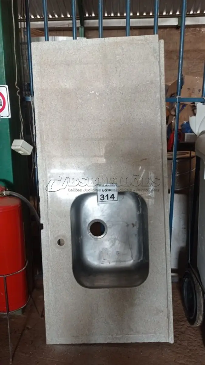 LOTE 314 - 01 PIA DE MÁRMORE COM CUBA EM INOX 1,55X0,65. (NO ESTADO) ATENÇÃO! FAZER A VISITAÇÃO ANTES DE ARREMATAR, NÃO SABEMOS SE FUNCIONA, LEILÃO NÃO TEM GARANTIA E NEM DEVOLUÇÃO, SUJEITO A POSSÍVEIS AVARIAS VISÍVEIS/OCULTAS E/OU AUSÊNCIA DE COMPONENTES.