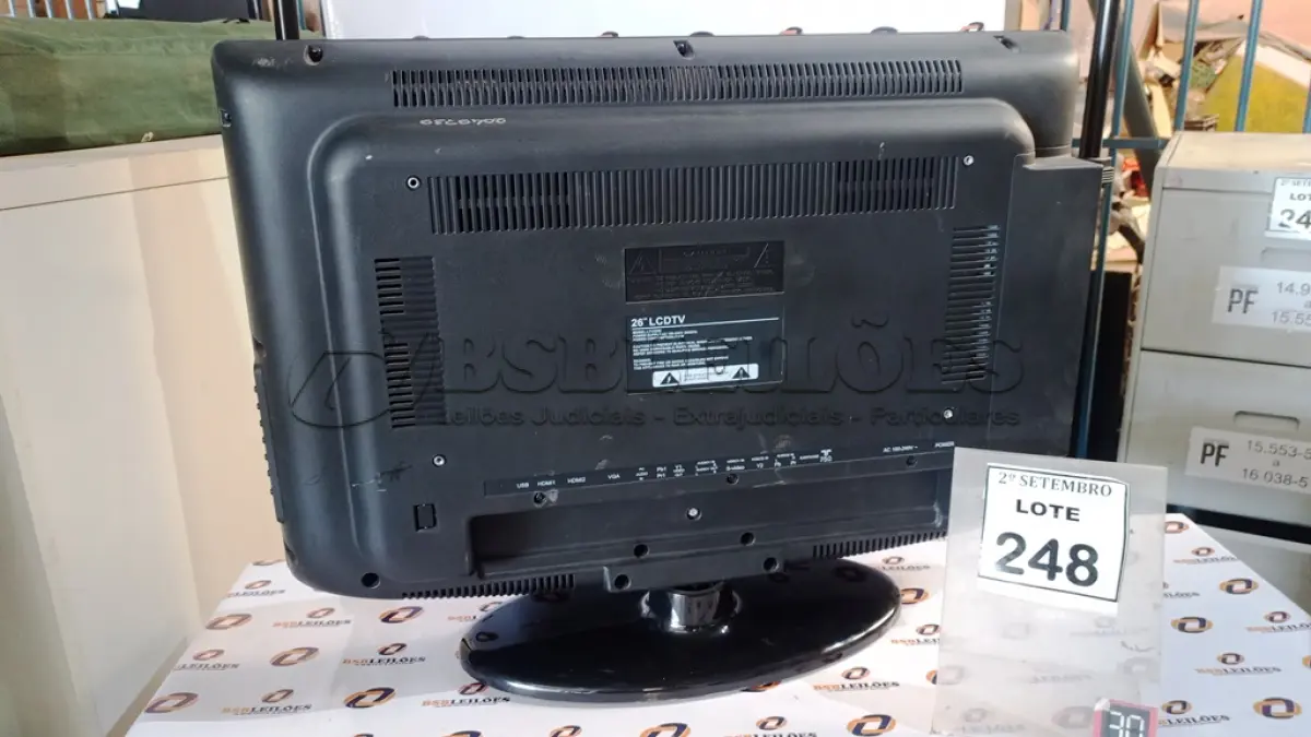 LOTE 248 - 01 TV LCD 26’’. (NO ESTADO) ATENÇÃO! FAZER A VISITAÇÃO ANTES DE ARREMATAR, NÃO SABEMOS SE FUNCIONA, LEILÃO NÃO TEM GARANTIA E NEM DEVOLUÇÃO, SUJEITO A POSSÍVEIS AVARIAS VISÍVEIS/OCULTAS E/OU AUSÊNCIA DE COMPONENTES.