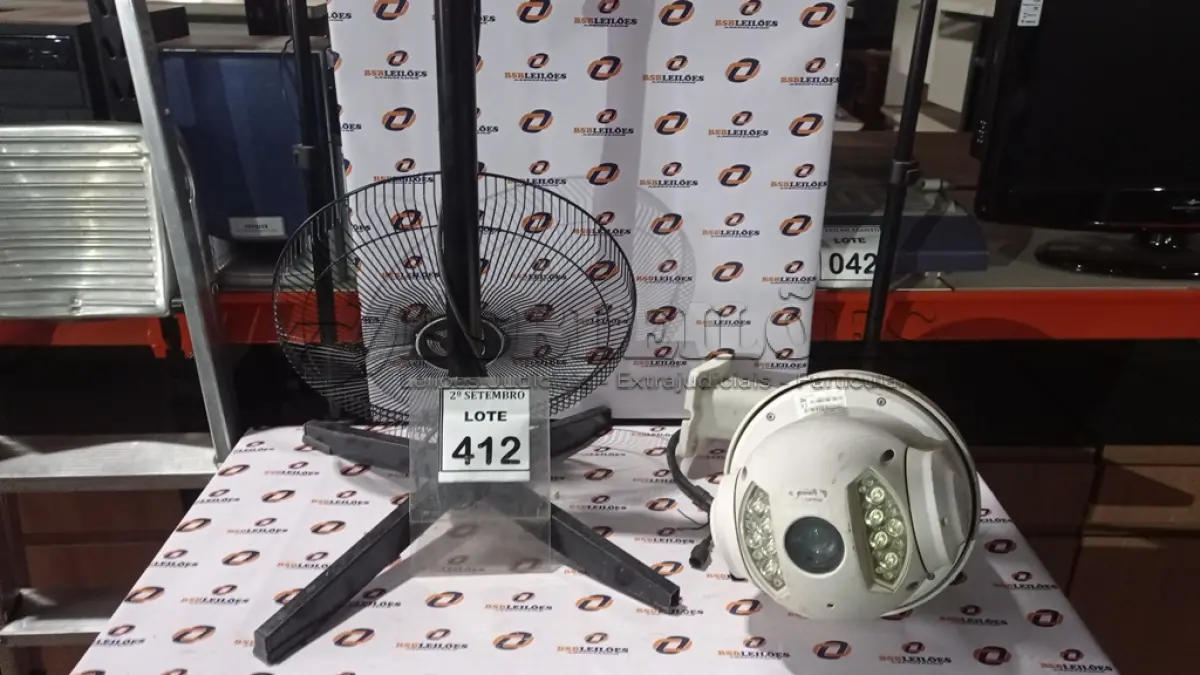 LOTE 412 - 02 SUPORTES PARA BANDEIRA, 01 VENTILADOR E 01 CÂMERA DE MONITORANDO DOME. (NO ESTADO) ATENÇÃO! FAZER A VISITAÇÃO ANTES DE ARREMATAR, NÃO SABEMOS SE FUNCIONA, LEILÃO NÃO TEM GARANTIA E NEM DEVOLUÇÃO, SUJEITO A POSSÍVEIS AVARIAS VISÍVEIS/OCULTAS E/OU AUSÊNCIA DE COMPONENTES.