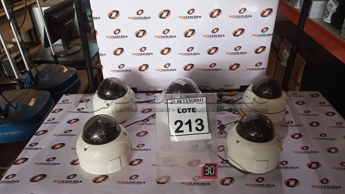 LOTE 213 - 05 CÂMERAS DE MONITORAMENTO DOME. (NO ESTADO) ATENÇÃO! FAZER A VISITAÇÃO ANTES DE ARREMATAR, NÃO SABEMOS SE FUNCIONA, LEILÃO NÃO TEM GARANTIA E NEM DEVOLUÇÃO, SUJEITO A POSSÍVEIS AVARIAS VISÍVEIS/OCULTAS E/OU AUSÊNCIA DE COMPONENTES.