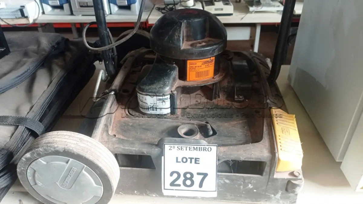 LOTE 287 - 01 MÁQUINA DE CORTAR GRAMA MARCA KARCHER. (NO ESTADO) ATENÇÃO! FAZER A VISITAÇÃO ANTES DE ARREMATAR, NÃO SABEMOS SE FUNCIONA, LEILÃO NÃO TEM GARANTIA E NEM DEVOLUÇÃO, SUJEITO A POSSÍVEIS AVARIAS VISÍVEIS/OCULTAS E/OU AUSÊNCIA DE COMPONENTES.