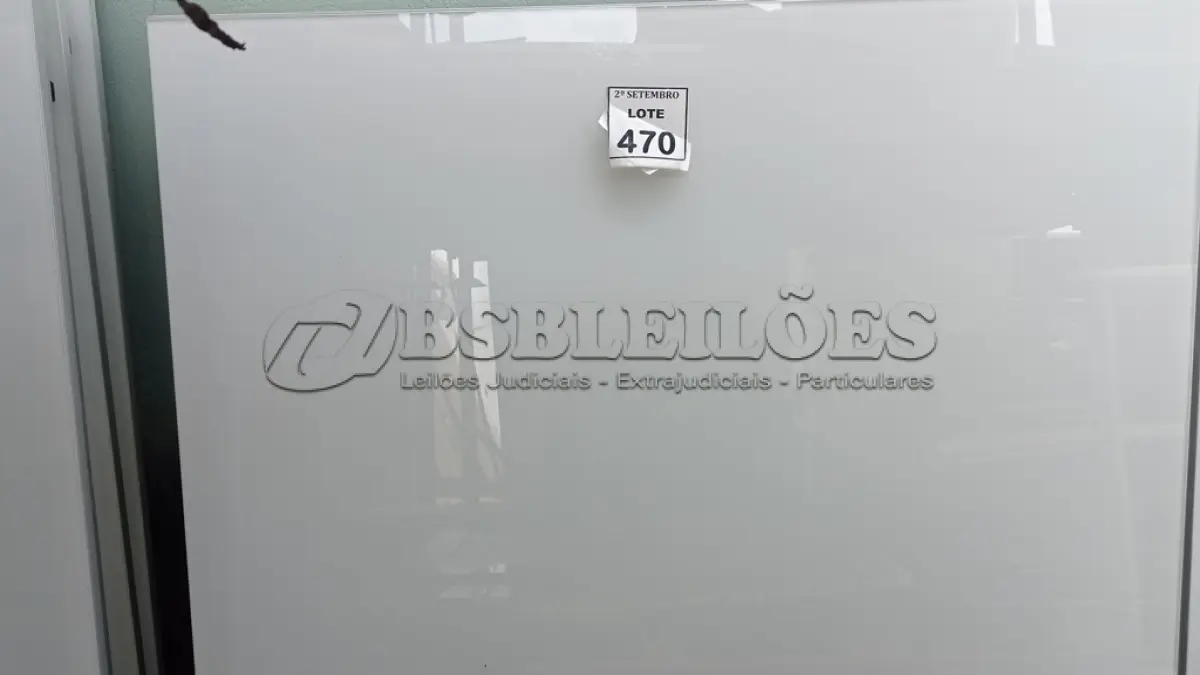 LOTE 470 - 05 PAINÉIS DE VIDRO NA COR BRANCA DE 1,20X1,32. (NO ESTADO) ATENÇÃO! FAZER A VISITAÇÃO ANTES DE ARREMATAR, NÃO SABEMOS SE FUNCIONA, LEILÃO NÃO TEM GARANTIA E NEM DEVOLUÇÃO, SUJEITO A POSSÍVEIS AVARIAS VISÍVEIS/OCULTAS E/OU AUSÊNCIA DE COMPONENTES.