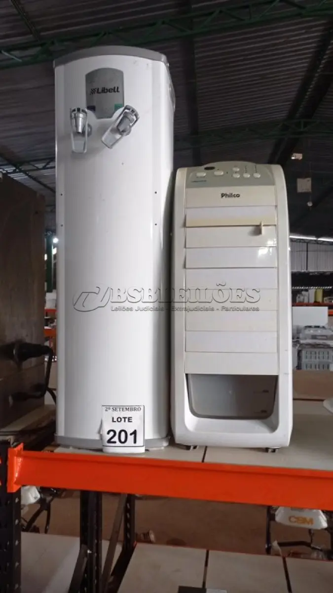 LOTE 201 - 01 CLIMATIZADOR MARCA PHILCO E 01 BEBEDOURO PARA GARRAFÃO. (NO ESTADO) ATENÇÃO! FAZER A VISITAÇÃO ANTES DE ARREMATAR, NÃO SABEMOS SE FUNCIONA, LEILÃO NÃO TEM GARANTIA E NEM DEVOLUÇÃO, SUJEITO A POSSÍVEIS AVARIAS VISÍVEIS/OCULTAS E/OU AUSÊNCIA DE COMPONENTES.