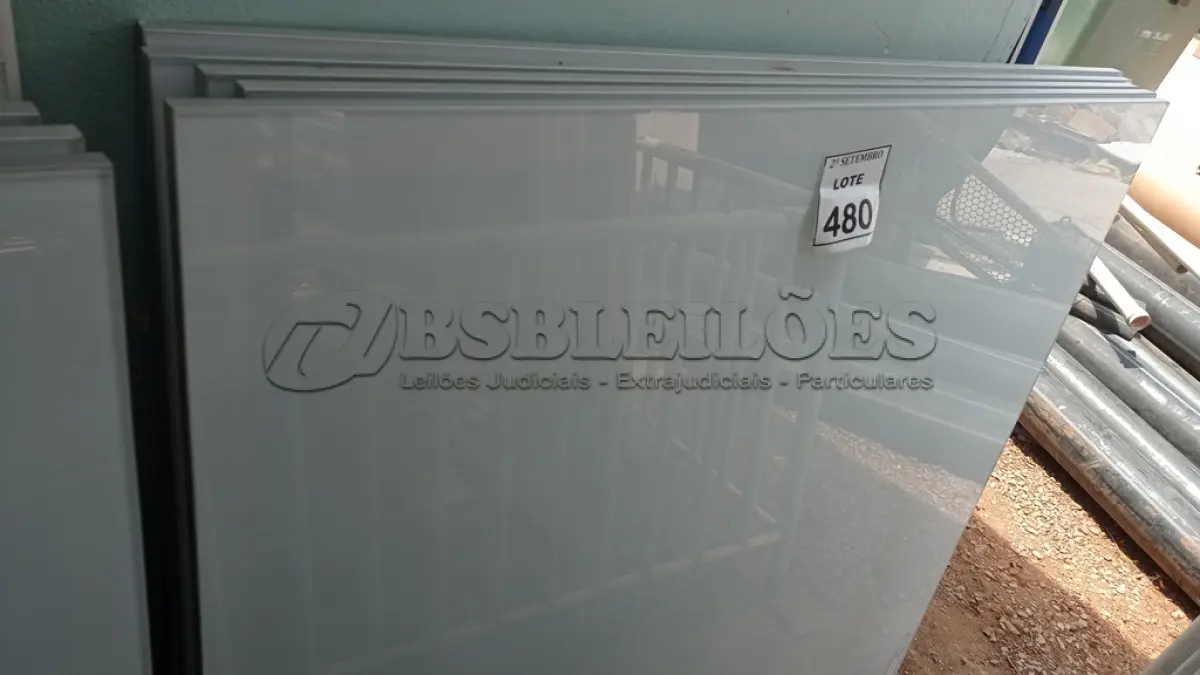 LOTE 480 - 05 PAINÉIS DE VIDRO NA COR BRANCA DE 1,20X1,32. (NO ESTADO) ATENÇÃO! FAZER A VISITAÇÃO ANTES DE ARREMATAR, NÃO SABEMOS SE FUNCIONA, LEILÃO NÃO TEM GARANTIA E NEM DEVOLUÇÃO, SUJEITO A POSSÍVEIS AVARIAS VISÍVEIS/OCULTAS E/OU AUSÊNCIA DE COMPONENTES.