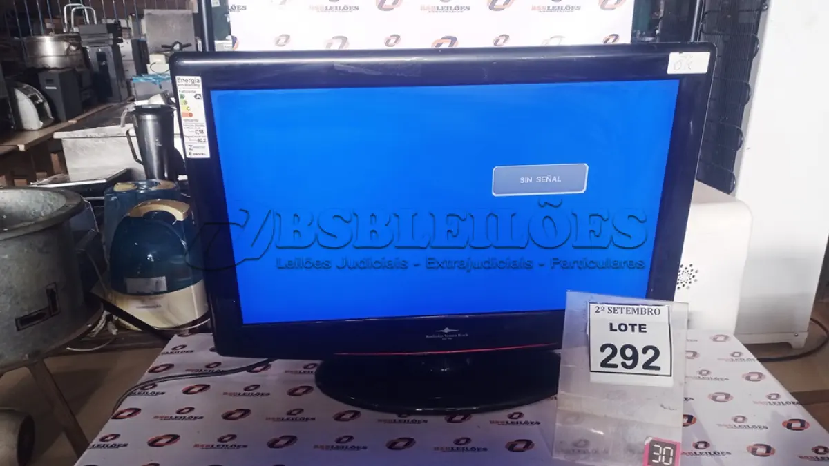 LOTE 292 - 01 TV LCD 26’’. (NO ESTADO) ATENÇÃO! FAZER A VISITAÇÃO ANTES DE ARREMATAR, NÃO SABEMOS SE FUNCIONA, LEILÃO NÃO TEM GARANTIA E NEM DEVOLUÇÃO, SUJEITO A POSSÍVEIS AVARIAS VISÍVEIS/OCULTAS E/OU AUSÊNCIA DE COMPONENTES.