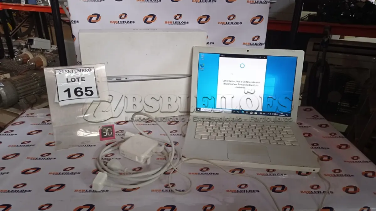 LOTE 165 - 01 MACBOOK AIR COM CARREGADOR. (NO ESTADO) ATENÇÃO! FAZER A VISITAÇÃO ANTES DE ARREMATAR, NÃO SABEMOS SE FUNCIONA, LEILÃO NÃO TEM GARANTIA E NEM DEVOLUÇÃO, SUJEITO A POSSÍVEIS AVARIAS VISÍVEIS/OCULTAS E/OU AUSÊNCIA DE COMPONENTES.