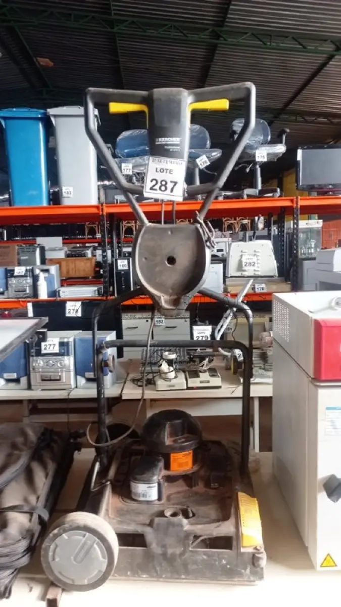 LOTE 287 - 01 MÁQUINA DE CORTAR GRAMA MARCA KARCHER. (NO ESTADO) ATENÇÃO! FAZER A VISITAÇÃO ANTES DE ARREMATAR, NÃO SABEMOS SE FUNCIONA, LEILÃO NÃO TEM GARANTIA E NEM DEVOLUÇÃO, SUJEITO A POSSÍVEIS AVARIAS VISÍVEIS/OCULTAS E/OU AUSÊNCIA DE COMPONENTES.