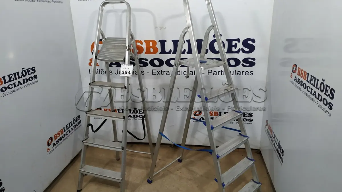 LOTE 384 - 02 ESCADAS DE ALUMÍNIO. (NO ESTADO) ATENÇÃO! FAZER A VISITAÇÃO ANTES DE ARREMATAR, NÃO SABEMOS SE FUNCIONA, LEILÃO NÃO TEM GARANTIA E NEM DEVOLUÇÃO, SUJEITO A POSSÍVEIS AVARIAS VISÍVEIS/OCULTAS E/OU AUSÊNCIA DE COMPONENTES.