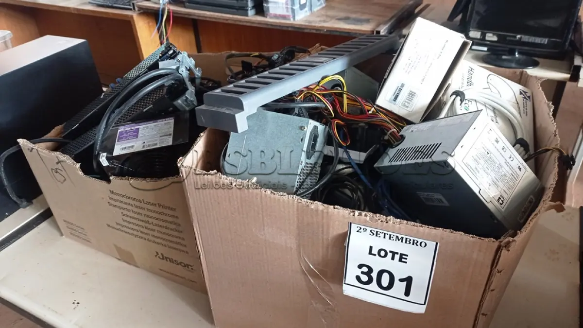 LOTE 301 - 01 LOTE COM VÁRIAS FONTES DE PC, LEITOR DE CÓDIGO DE BARRAS, CABOS DE INFORMÁTICA E PERIFÉRICOS DIVERSOS. (NO ESTADO) ATENÇÃO! FAZER A VISITAÇÃO ANTES DE ARREMATAR, NÃO SABEMOS SE FUNCIONA, LEILÃO NÃO TEM GARANTIA E NEM DEVOLUÇÃO, SUJEITO A POSSÍVEIS AVARIAS VISÍVEIS/OCULTAS E/OU AUSÊNCIA DE COMPONENTES.