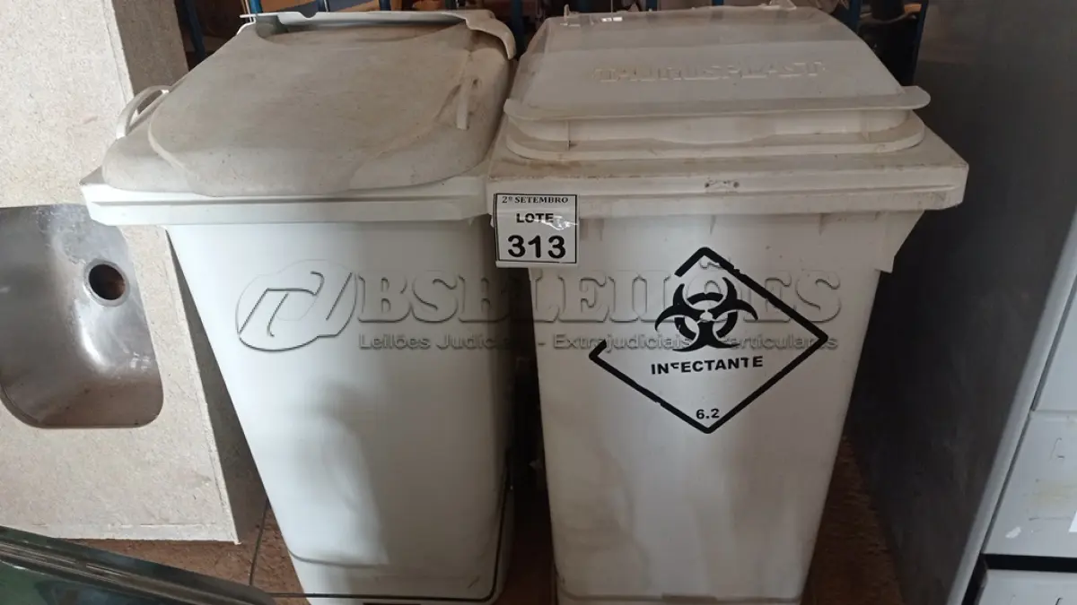 LOTE 313 - 02 LIXEIRAS GRANDES COM RODAS. (NO ESTADO) ATENÇÃO! FAZER A VISITAÇÃO ANTES DE ARREMATAR, NÃO SABEMOS SE FUNCIONA, LEILÃO NÃO TEM GARANTIA E NEM DEVOLUÇÃO, SUJEITO A POSSÍVEIS AVARIAS VISÍVEIS/OCULTAS E/OU AUSÊNCIA DE COMPONENTES.