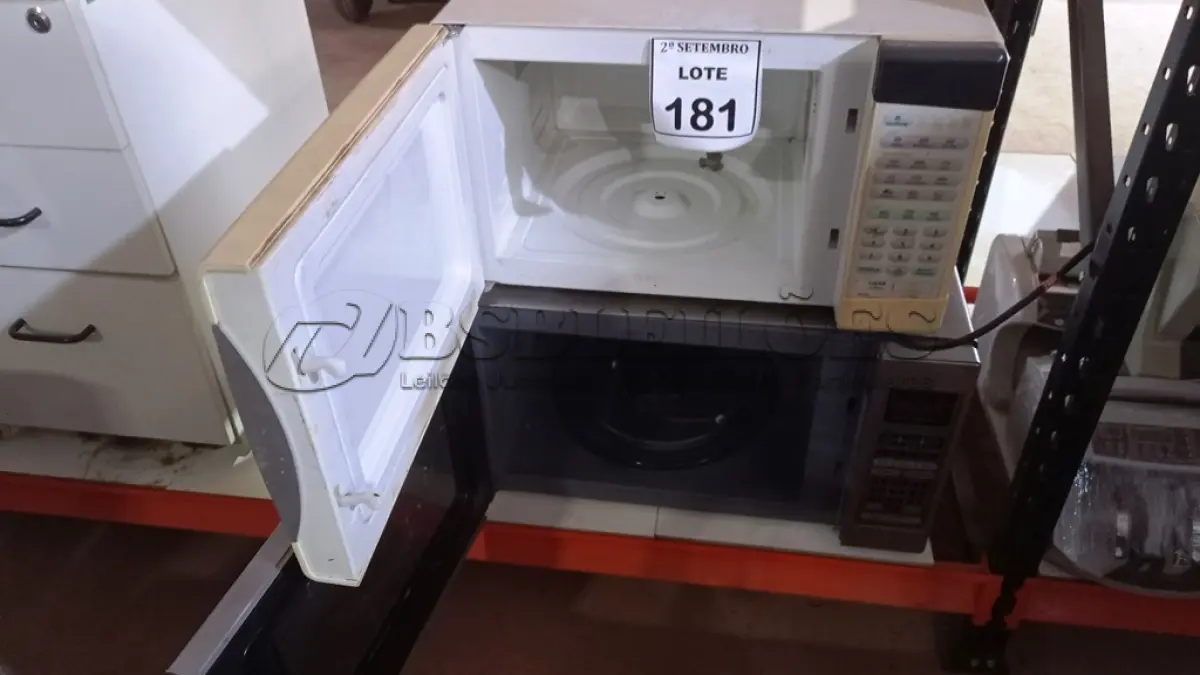 LOTE 181 - 02 MICRO-ONDAS MARCA ELECTROLUX. (NO ESTADO) ATENÇÃO! FAZER A VISITAÇÃO ANTES DE ARREMATAR, NÃO SABEMOS SE FUNCIONA, LEILÃO NÃO TEM GARANTIA E NEM DEVOLUÇÃO, SUJEITO A POSSÍVEIS AVARIAS VISÍVEIS/OCULTAS E/OU AUSÊNCIA DE COMPONENTES.