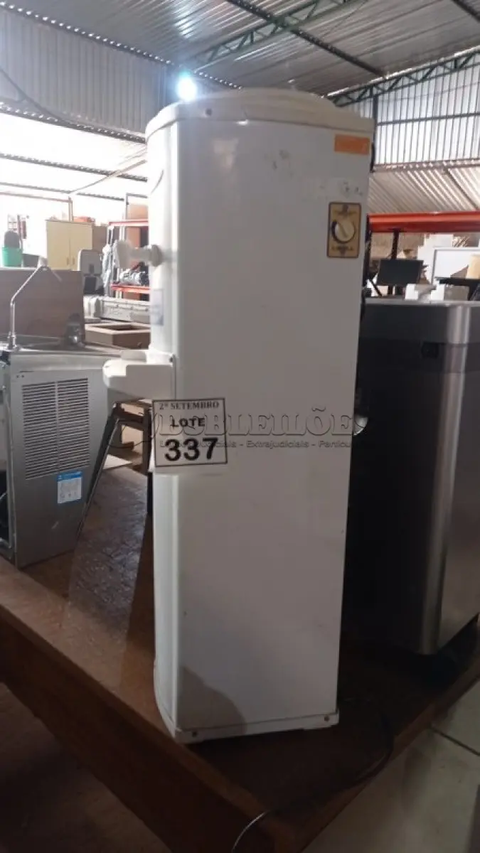 LOTE 337 - 01 BEBEDOURO PARA GARRAFÃO MARCA LIBELL. (NO ESTADO) ATENÇÃO! FAZER A VISITAÇÃO ANTES DE ARREMATAR, NÃO SABEMOS SE FUNCIONA, LEILÃO NÃO TEM GARANTIA E NEM DEVOLUÇÃO, SUJEITO A POSSÍVEIS AVARIAS VISÍVEIS/OCULTAS E/OU AUSÊNCIA DE COMPONENTES.