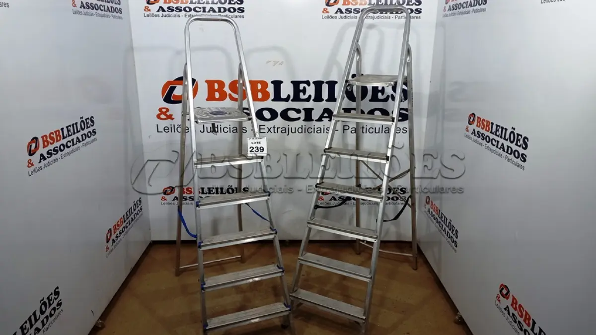 LOTE 239 - 02 ESCADAS DE ALUMÍNIO DOBRÁVEL. (NO ESTADO) ATENÇÃO! FAZER A VISITAÇÃO ANTES DE ARREMATAR, NÃO SABEMOS SE FUNCIONA, LEILÃO NÃO TEM GARANTIA E NEM DEVOLUÇÃO, SUJEITO A POSSÍVEIS AVARIAS VISÍVEIS/OCULTAS E/OU AUSÊNCIA DE COMPONENTES.