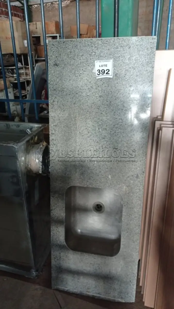 LOTE 392 - 01 PIA EM MÁRMORE COM 01 CUBA INOX 1,70X0,60. (NO ESTADO) ATENÇÃO! FAZER A VISITAÇÃO ANTES DE ARREMATAR, NÃO SABEMOS SE FUNCIONA, LEILÃO NÃO TEM GARANTIA E NEM DEVOLUÇÃO, SUJEITO A POSSÍVEIS AVARIAS VISÍVEIS/OCULTAS E/OU AUSÊNCIA DE COMPONENTES.